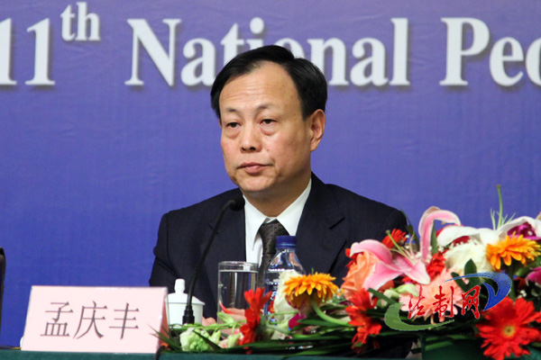 孟庆丰(1957.6)是山东沂南人,早年曾长期在浙江省公安机关工作,历任鄞县公安局副局长,宁波市公安局政治部副主任、主任、局党委副书记,舟山市委常委、公安局长,省公安厅副厅长等职,并于2009年调任公安部经济犯罪侦查局局长。